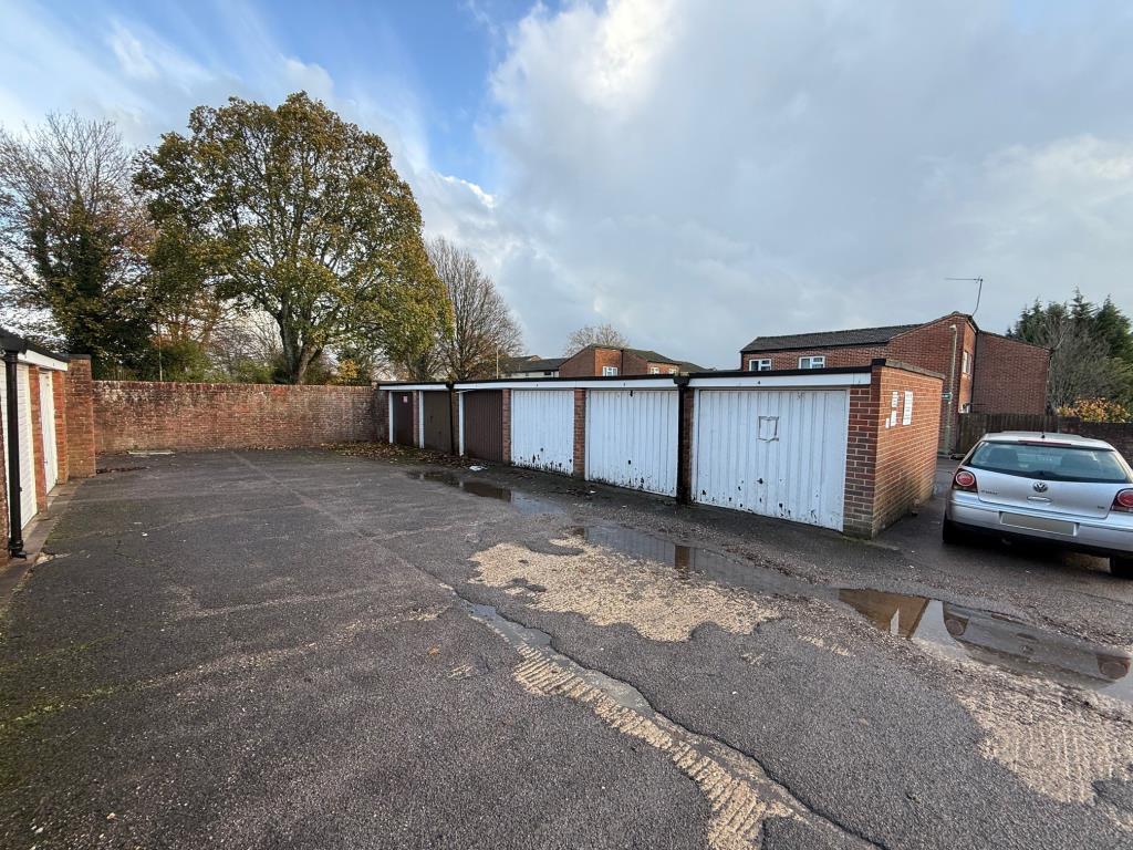 Lot: 34 - 12 LOCK-UP GARAGES - Alt Garage View